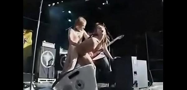  Couple baise sur scène pendant un concert